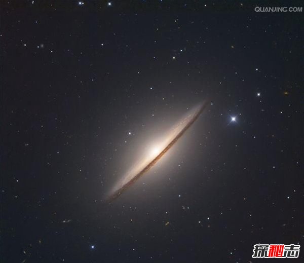草帽星系之謎,草帽星系竟有一個大黑洞(提供能量)