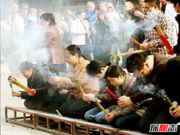 拜佛禁忌,千萬(wàn)不要衣著暴露的去拜佛(對(duì)佛祖大不敬)