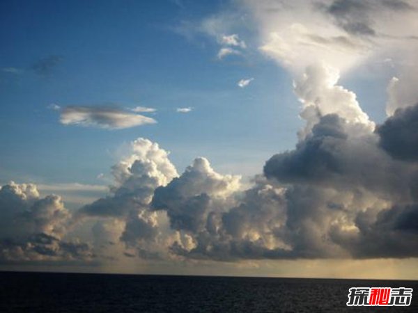 三個(gè)佛祖出現(xiàn)天空?qǐng)D,佛祖顯靈普度眾生