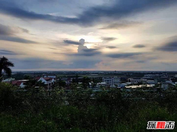 三個(gè)佛祖出現(xiàn)天空?qǐng)D,佛祖顯靈普度眾生
