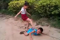 史上最牛小孩打架:女孩暴打男孩(家長竟在一旁助威)